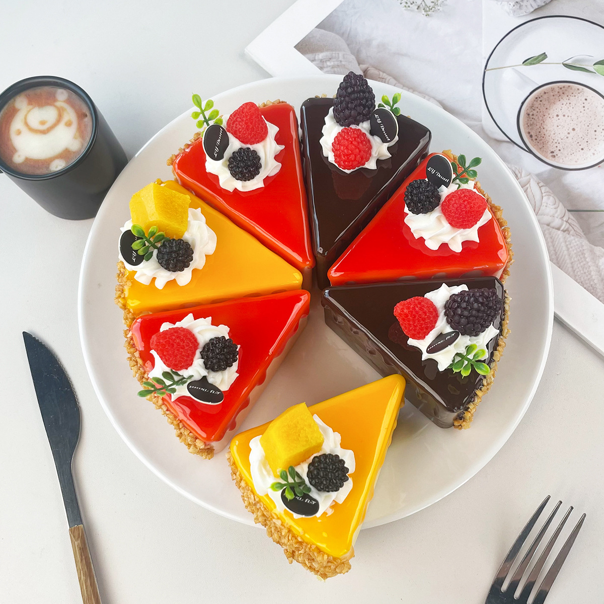 Photography Triangle - 偽物の誕生日ケーキシミュレーション三角ムースケーキモデル結婚式のデザートテーブル飾りウィンドウディスプレイサンプル写真撮影用小道具