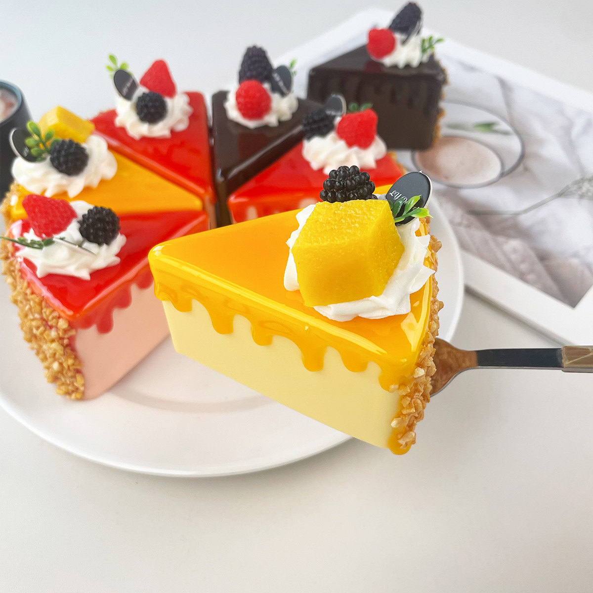 偽物の誕生日ケーキシミュレーション三角ムースケーキモデル結婚 - Photography Triangle のレビューと価格